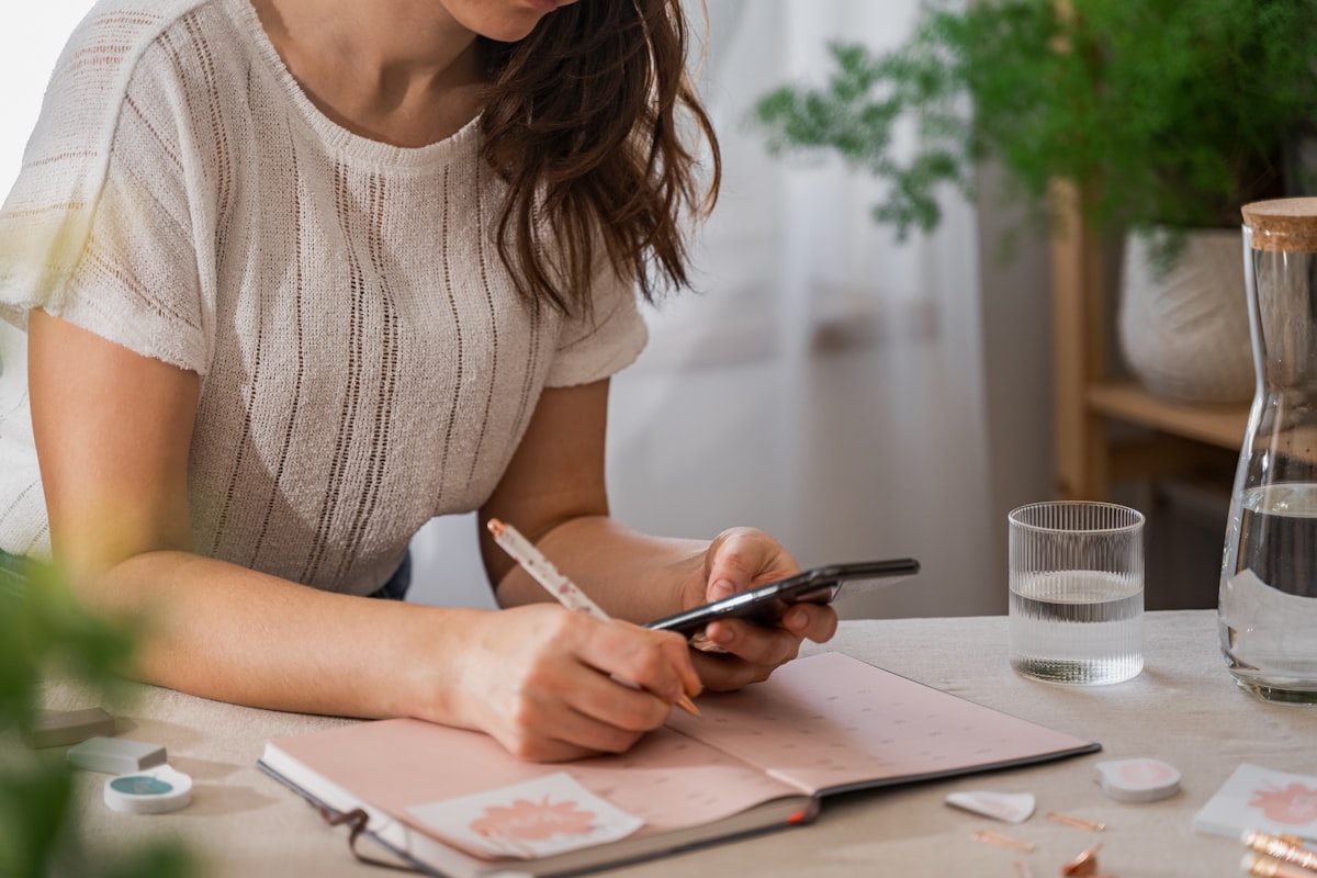 Modelka v home office pracující na faktury a daňové záležitosti jako OSVČ